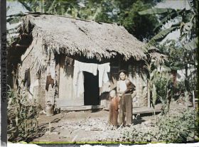 Image représentant Une jeune femme et des enfant devant une habitation