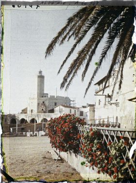 Image représentant L'Amirauté avec le phare à l'arrière-plan