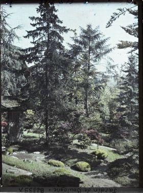 Image représentant Porte et paysage du " village japonais " en limite du " sanctuaire japonais "