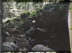 Image représentant Un escalier pris de l'entrée de la grotte d'un des sanctuaires rupestres bouddhiques du massif de Hu'o'ng-tich-so'n (" Pagode de l'Empreinte Parfumée ")