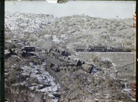 Image représentant Turquie, Entre Karakeui et Biledjik, Locomotive détruite par les Grecs au kilomètre 240 à 243, le 5 septe 1922 (11e Division hellénique)