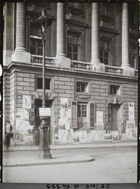 Image représentant Rue Royale, indications sur un reverbère de l'U.R.S.I., Information Assistenza Soldato Italiano