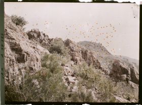 Image représentant Les roches rouges ; au fond, la montagne du Trayas
