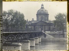 Image représentant Le pont des Arts et l'Institut de France, quai de Conti