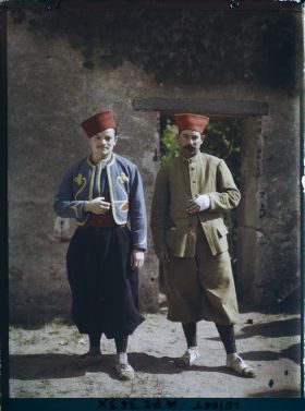 Image représentant Montsalvy et Media Requin, tirailleurs algériens dans la cour de l'hôpital militaire