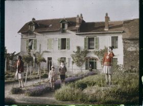 Image représentant Enfants dans le jardin d'une maison