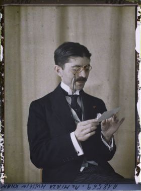 Image représentant Monsieur  https://musee-albert-kahn.s-museum.fr/home/NWQ2OTAwYzNmYjZlZTk1ZWQwODJmMjY4L2dlbmVyaWMtbm90aWNlLXRhYi9hdXRob3JpdHkvNjE3YTc5ZjVjZjhiODk2OGIzMzM3ZDIx/5d6900c3fb6ee95ed082f268/generic-notice-tab/authority/617a79ebcf8b8968b3337407 Mirza Hussein Khan