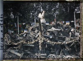 Image représentant Canons exposés sur le rond-point des Champs-Elysées pour les fêtes de la Victoire des 13 et 14 juillet (actuel rond-point Marcel-Dassault)