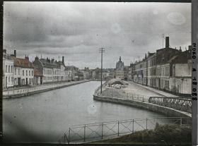 Image représentant France, Douai, Les bords de la Scarpe Canalisée : le quai du Petit Boil