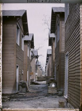 Image représentant France, Reims, Derrière des maisons constituant l'allée de l'Est