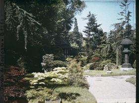 Image représentant Le " village japonais " vu depuis son entrée, côté jardin anglais