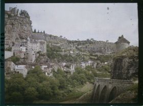Image représentant France, Roc-Amadour, Les deux versants et sur la droite la tour du guetteur
