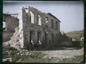 Image représentant France, Les Eparges, Un Coin de la Place de l'Eglise, la Seule maison debout