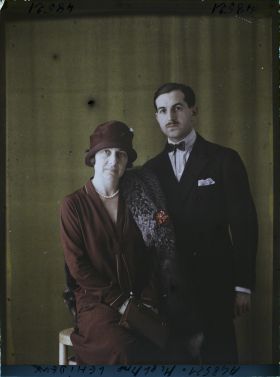 Image représentant https://musee-albert-kahn.s-museum.fr/home/NWQ2OTAwYzNmYjZlZTk1ZWQwODJmMjY4L2dlbmVyaWMtbm90aWNlLXRhYi9hdXRob3JpdHkvNjE3YTc5ZjVjZjhiODk2OGIzMzM3ZDIx/5d6900c3fb6ee95ed082f268/generic-notice-tab/authority/617a79ebcf8b8968b3337172 Monsieur Lehideux et  https://musee-albert-kahn.s-museum.fr/home/NWQ2OTAwYzNmYjZlZTk1ZWQwODJmMjY4L2dlbmVyaWMtbm90aWNlLXRhYi9hdXRob3JpdHkvNjE3YTc5ZjVjZjhiODk2OGIzMzM3ZDIx/5d6900c3fb6ee95ed082f268/generic-notice-tab/authority/617a79ebcf8b8968b3337173 son épouse