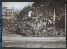 Image représentant Canons exposés sur le rond-point des Champs-Elysées pour les fêtes de la Victoire des 13 et 14 juillet (actuel rond-point Marcel-Dassault)