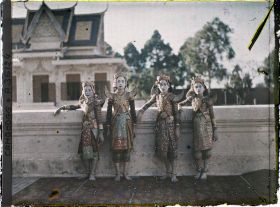 Image représentant Quatre danseuses du ballet royal en costume de jeunes princes (âgés de moins de 17 ans)