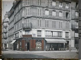 Image représentant Vitrines de magasins protégées contre les bombardements à l'angle des rues St-Martin et Pernelle