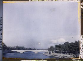 Image représentant Le ciel de Paris le jour de la signature du pacte Briand-Kellogg (vue sur le pont des Invalides et le Grand-Palais depuis le pont de l'Alma)