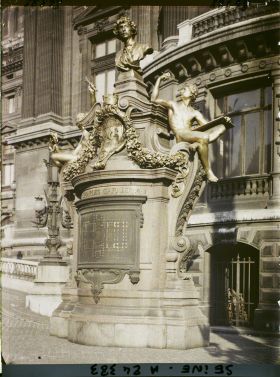 Image représentant Le monument à la mémoire de Charles Garnier, en contrebas de la rampe devant l'Opéra place Charles-Garnier