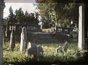 Image représentant La sépulture mandarinale (tumulus de forme polygonale), précédée de statues de pierre