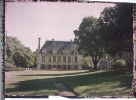 Image représentant La façade du château sur le parc