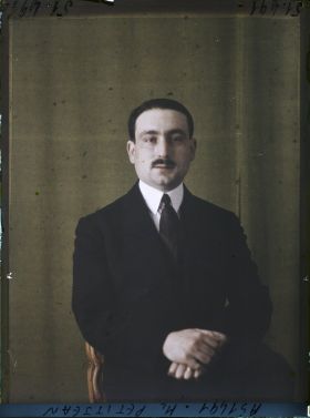 Image représentant https://musee-albert-kahn.s-museum.fr/home/NWQ2OTAwYzNmYjZlZTk1ZWQwODJmMjY4L2dlbmVyaWMtbm90aWNlLXRhYi9hdXRob3JpdHkvNjE3YTc5ZjVjZjhiODk2OGIzMzM3ZDIx/5d6900c3fb6ee95ed082f268/generic-notice-tab/authority/617a79ebcf8b8968b3337582 Monsieur Petijean