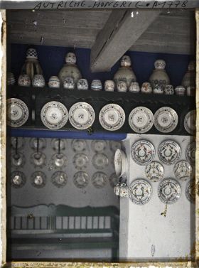 Image représentant Deux pièces décorées de vaisselle dans une maison de Rákospalota