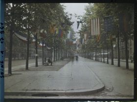 Image représentant L'avenue de la Grande-Armée décorée de drapeaux pour les fêtes de la Victoire des 13 et 14 juillet 1919