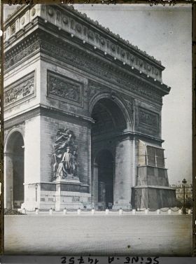 Image représentant L'Arc de Triomphe protégé contre les bombardements place de l'Etoile