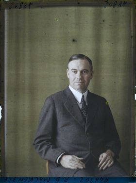 Image représentant https://musee-albert-kahn.s-museum.fr/home/NWQ2OTAwYzNmYjZlZTk1ZWQwODJmMjY4L2dlbmVyaWMtbm90aWNlLXRhYi9hdXRob3JpdHkvNjE3YTc5ZjVjZjhiODk2OGIzMzM3ZDIx/5d6900c3fb6ee95ed082f268/generic-notice-tab/authority/617a79ebcf8b8968b3337311 Monsieur Roderick D. Mackenzie