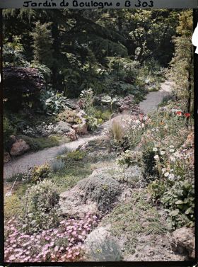 Image représentant Arbres, bambous et rocaille fleurie au bord d'un chemin du " sanctuaire japonais " menant au sôrintô