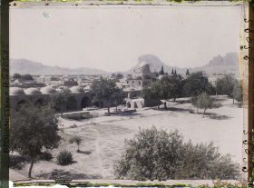 Image représentant La grande place (du Palais des Gouverneurs -?-), vers le mausolée d'Ahmed ChâhDourrâni (1747-1772)
