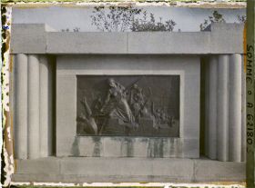 Image représentant Somme, Péronne, Le monument aux Morts de la Ville Bas relief de gauche