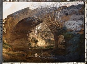Image représentant Un vieux pont en brique