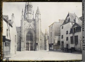 Image représentant La façade principale de la collégiale Saint-Aubin