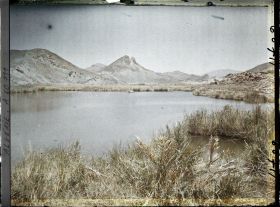 Image représentant Le lac avec les pitons de marne verte à l'arrière-plan