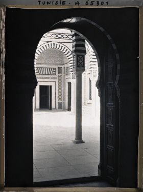 Image représentant Le patio du palais beylical Dar-el-Bey dans la médina