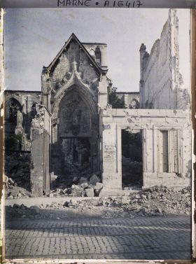 Image représentant France , Reims, Une porte de l'Eglise St Jacques sur la rue de Vesles