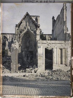 Image représentant France , Reims, Une porte de l'Eglise St Jacques sur la rue de Vesles