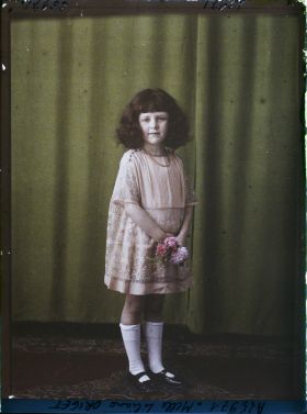 Image représentant Mademoiselle  https://musee-albert-kahn.s-museum.fr/home/NWQ2OTAwYzNmYjZlZTk1ZWQwODJmMjY4L2dlbmVyaWMtbm90aWNlLXRhYi9hdXRob3JpdHkvNjE3YTc5ZjVjZjhiODk2OGIzMzM3ZDIx/5d6900c3fb6ee95ed082f268/generic-notice-tab/authority/617a79ebcf8b8968b33374da Liliane Origet