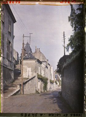 Image représentant La rue Victor Herault, à gauche l'allée du Cimetière qui monte vers les habitations troglodytes