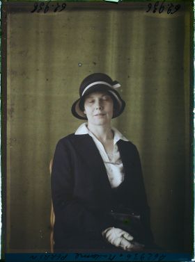 Image représentant https://musee-albert-kahn.s-museum.fr/home/NWQ2OTAwYzNmYjZlZTk1ZWQwODJmMjY4L2dlbmVyaWMtbm90aWNlLXRhYi9hdXRob3JpdHkvNjE3YTc5ZjVjZjhiODk2OGIzMzM3ZDIx/5d6900c3fb6ee95ed082f268/generic-notice-tab/authority/617a79ebcf8b8968b333757d Madame Maurice Perrin