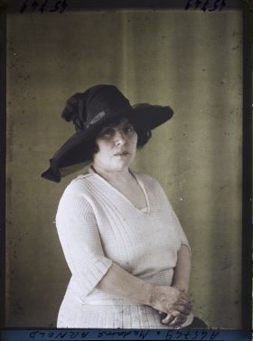 Image représentant https://musee-albert-kahn.s-museum.fr/home/NWQ2OTAwYzNmYjZlZTk1ZWQwODJmMjY4L2dlbmVyaWMtbm90aWNlLXRhYi9hdXRob3JpdHkvNjE3YTc5ZjVjZjhiODk2OGIzMzM3ZDIx/5d6900c3fb6ee95ed082f268/generic-notice-tab/authority/617a79ebcf8b8968b333674b Madame Arnold