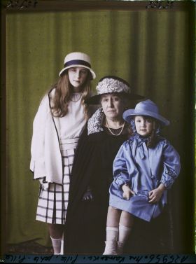 Image représentant Madame  https://musee-albert-kahn.s-museum.fr/home/NWQ2OTAwYzNmYjZlZTk1ZWQwODJmMjY4L2dlbmVyaWMtbm90aWNlLXRhYi9hdXRob3JpdHkvNjE3YTc5ZjVjZjhiODk2OGIzMzM3ZDIx/5d6900c3fb6ee95ed082f268/generic-notice-tab/authority/617a79ebcf8b8968b3337057 Rachel Kamenka avec sa fille  https://musee-albert-kahn.s-museum.fr/home/NWQ2OTAwYzNmYjZlZTk1ZWQwODJmMjY4L2dlbmVyaWMtbm90aWNlLXRhYi9hdXRob3JpdHkvNjE3YTc5ZjVjZjhiODk2OGIzMzM3ZDIx/5d6900c3fb6ee95ed082f268/generic-notice-tab/authority/617a79ebcf8b8968b333705c Daria  et sa petite fille   https://musee-albert-kahn.s-museum.fr/home/NWQ2OTAwYzNmYjZlZTk1ZWQwODJmMjY4L2dlbmVyaWMtbm90aWNlLXRhYi9hdXRob3JpdHkvNjE3YTc5ZjVjZjhiODk2OGIzMzM3ZDIx/5d6900c3fb6ee95ed082f268/generic-notice-tab/authority/617a79ebcf8b8968b333705e Marina