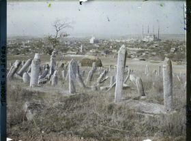 Image représentant Cimetière musulman (tombes et colonnes funéraires). Au fond, la ville avec la Selimiye Camii (mosquée du Sultan Selim)