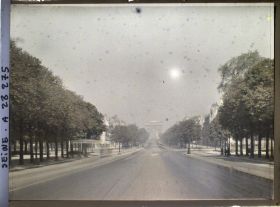 Image représentant L'avenue des Champs-Elysées et l'Arc de Triomphe
