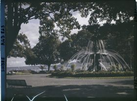 Image représentant Une fontaine dans le Jardin anglais et la rade