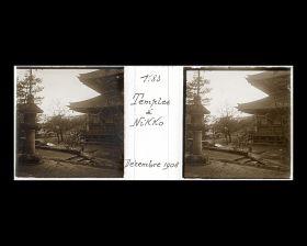 Image représentant Lanterne de pierre près du sambutsu-dô, bâtiment principal du temple Rinno-ji