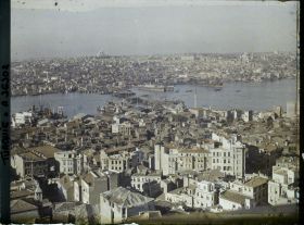 Image représentant La Corne d'Or, vue depuis le haut de la tour de Galata (rive gauche, nord). Au centre, le vieux port : port de Mahmud ou port d'Azap Kapi
