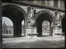 Image représentant Le Louvre, portes de la place du Carrousel, vue prise du quai François-Mitterand